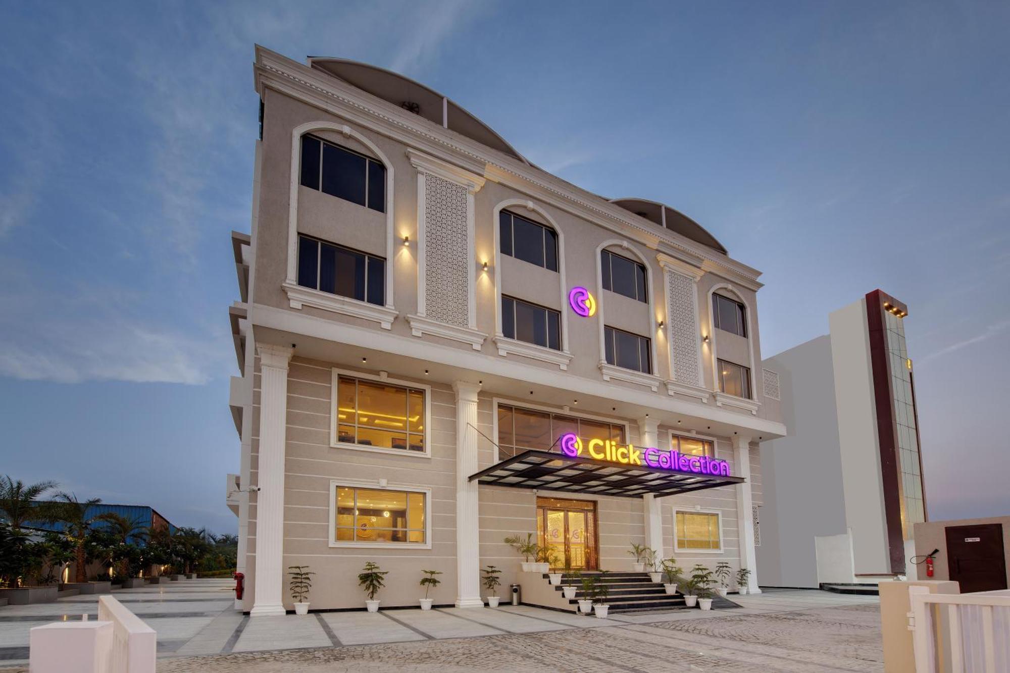 Click Collection Grand Gateway Varanasi Exterior photo