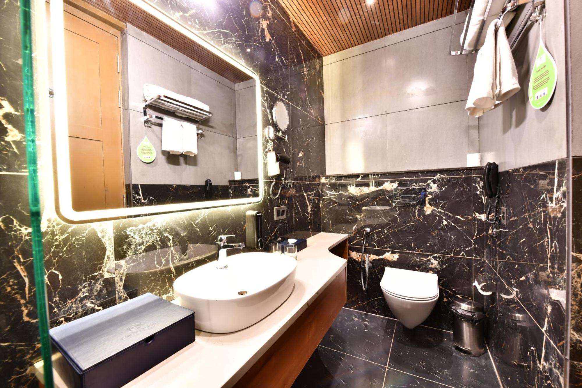 Click Collection Grand Gateway Varanasi Exterior photo