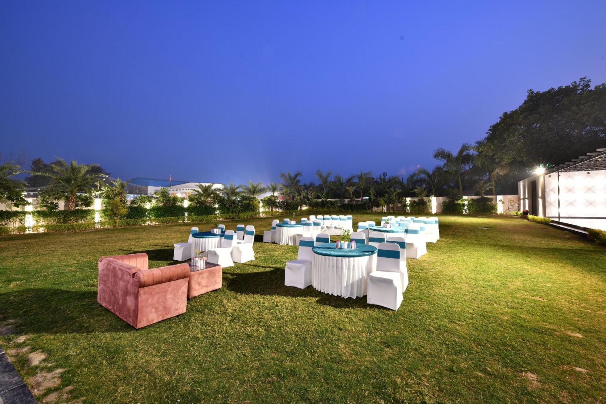 Click Collection Grand Gateway Varanasi Exterior photo