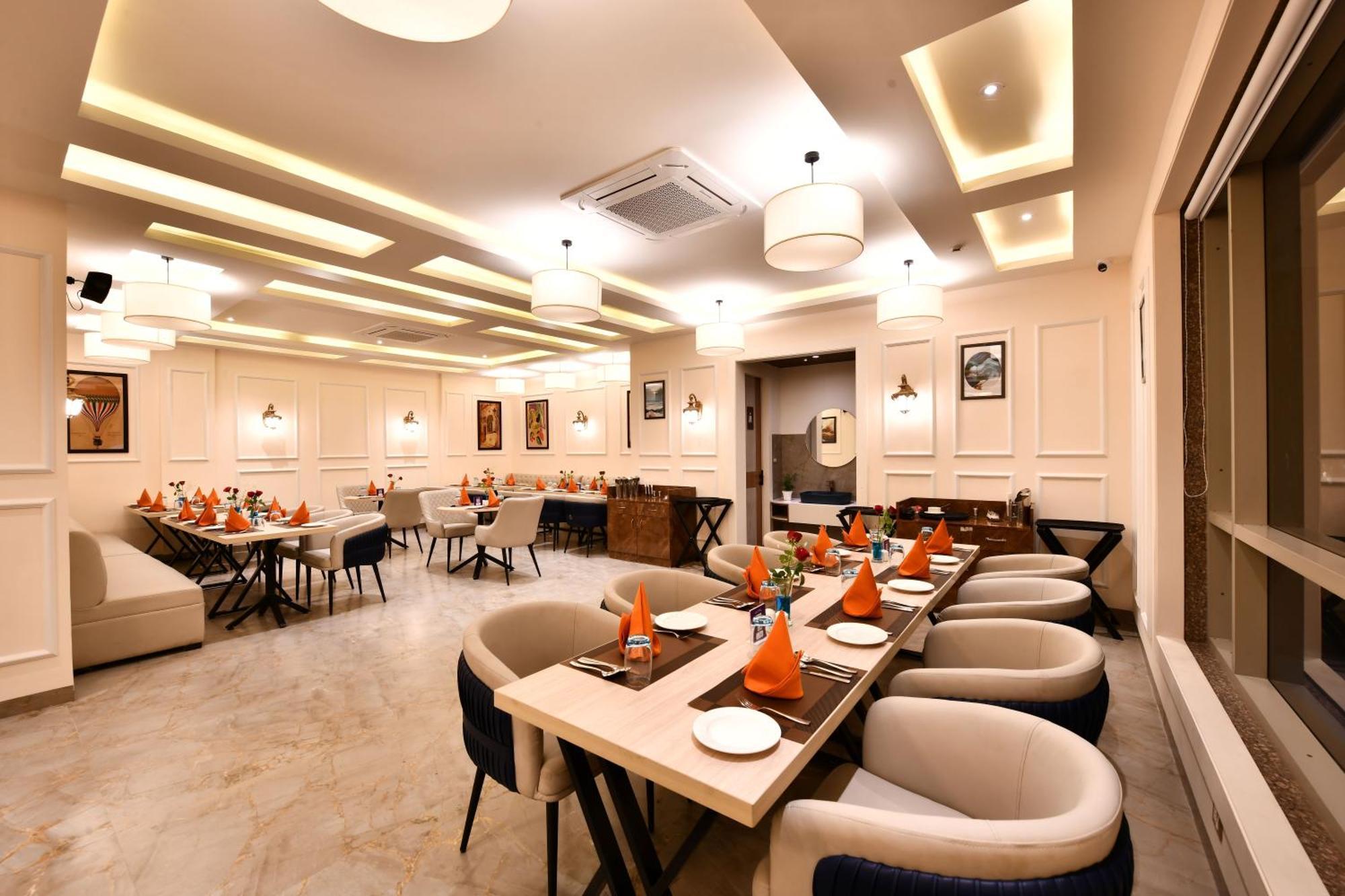 Click Collection Grand Gateway Varanasi Exterior photo